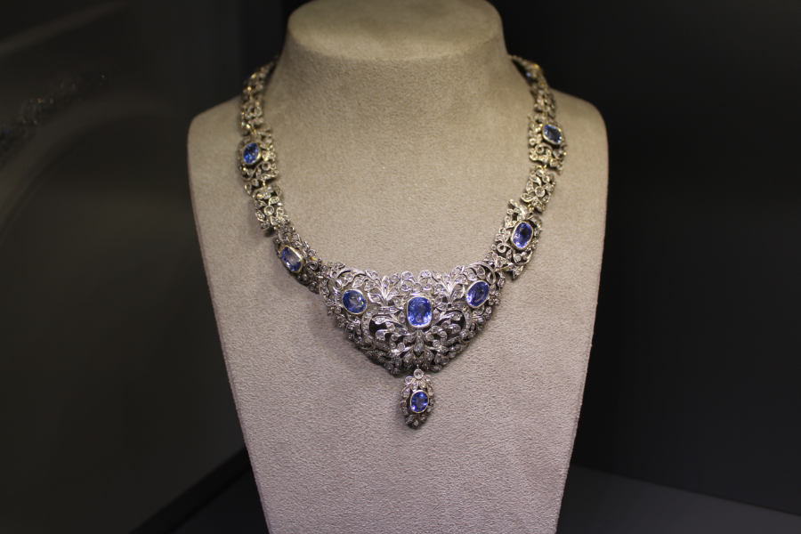 Historischen Collier - ähnlich dem Schmuck der aus dem Louvre gestohlen wurde